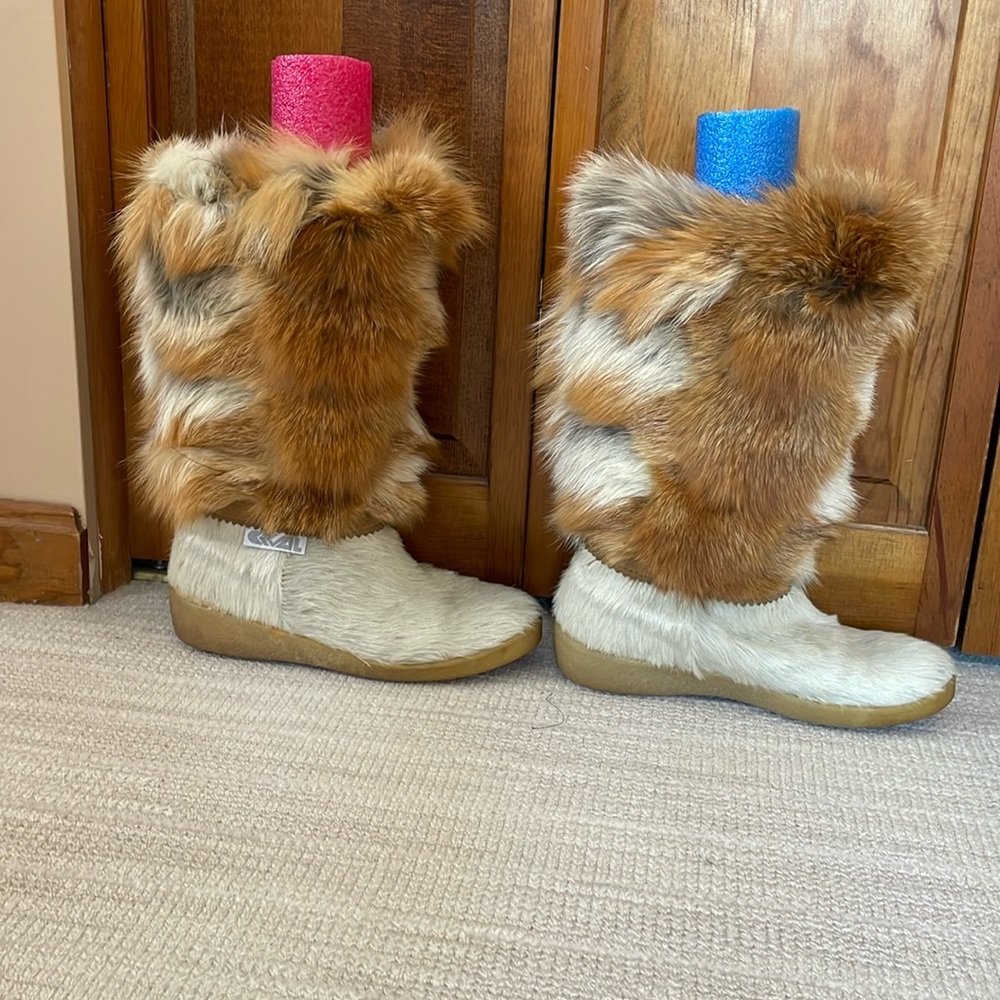 Fur vintage boots.
